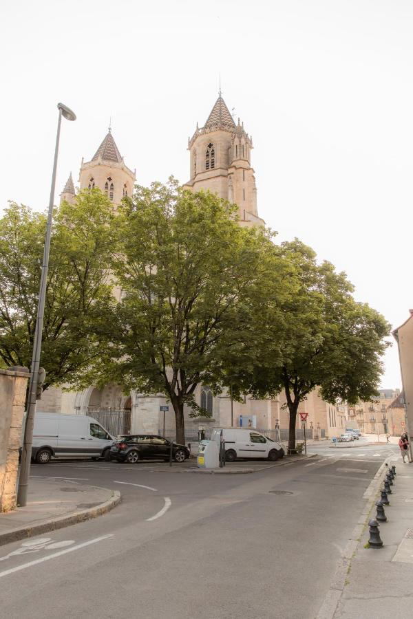 Suite Romanee 6 Personnes Vue Cathedrale 2 Places De Parking Dijon Exterior photo