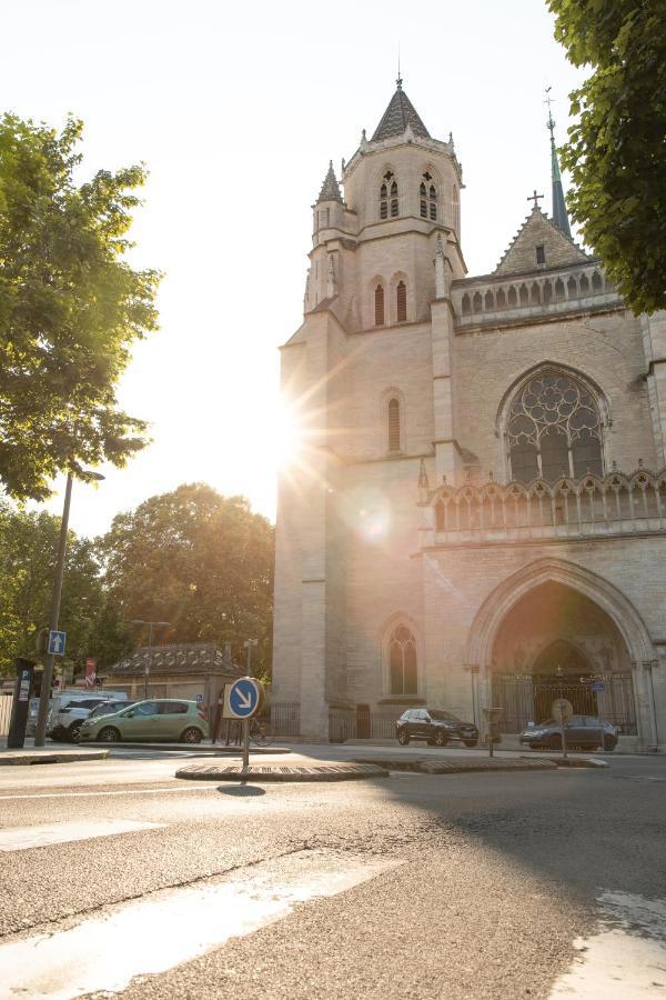 Suite Romanee 6 Personnes Vue Cathedrale 2 Places De Parking Dijon Exterior photo